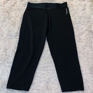 REEBOK BLACK CAPRIS SIZE SMALL